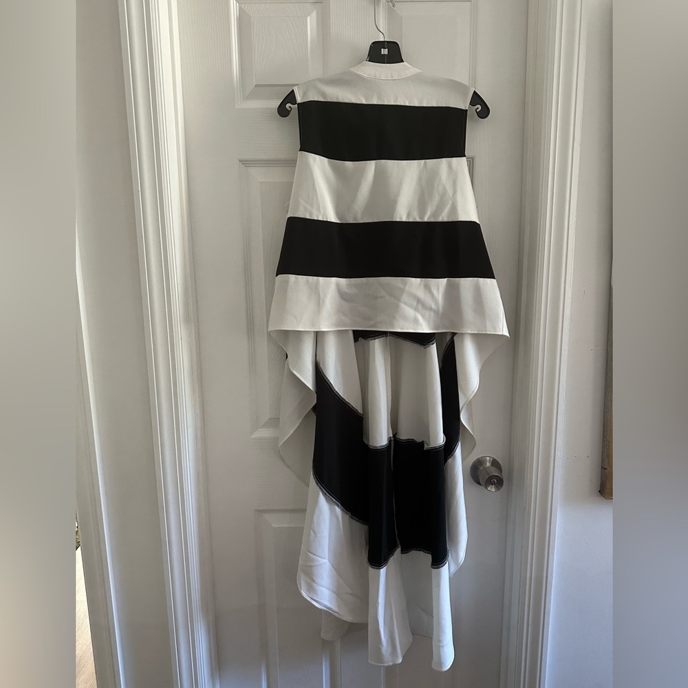 Gracia White and Black HiLo Blouse